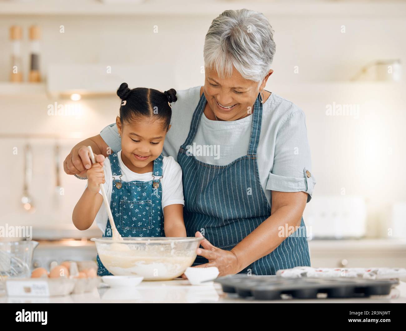 Backen, Großmutter und Mädchen mit Zutaten, Lernen und Entwicklung mit Utensilien, Essen oder Liebe. Familie, Großmutter oder Enkelin in einer Küche Stockfoto