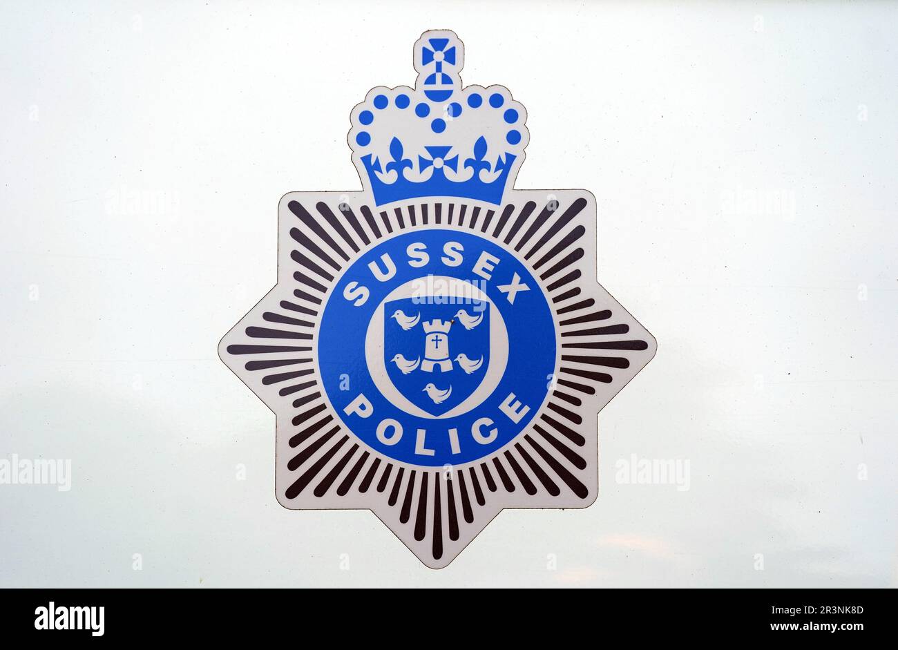 Sussex Police Wappen beim Spiel der Premier League im American Express Community Stadium in Brighton. Bilddatum: Mittwoch, 24. Mai 2023. Stockfoto