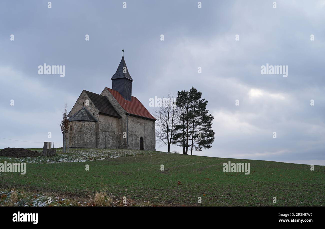 Kleine Kirche auf einem Hügel in Weira Stockfoto
