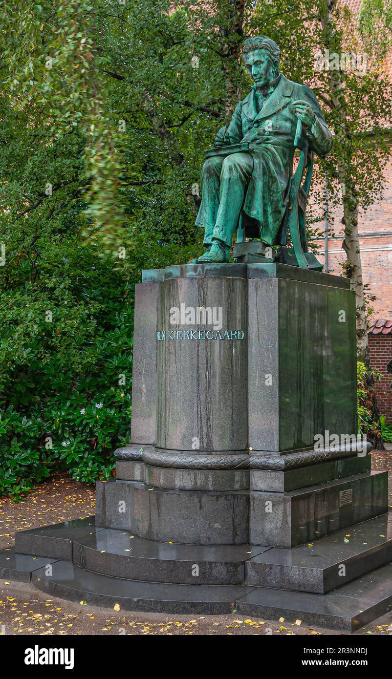 Kopenhagen, Dänemark - 14. September 2010: Nahaufnahme von Soren Aabye Kierkegaard von Louis Hasselriis grüne Bronzestatue auf Sockel in Royal Library gard Stockfoto