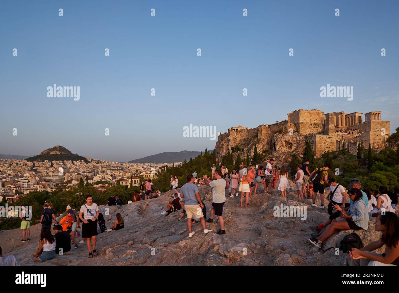Panoramablick auf Athen vom Areopagus-Hügel mit der Akropolis von Athen und dem Parthenon bei Sonnenuntergang - Griechenland Stockfoto Panoramablick auf Athen vom Areopagus-Hügel mit der Akropolis von Athen und dem Parthenon bei Sonnenuntergang - Griechenland Stockfoto