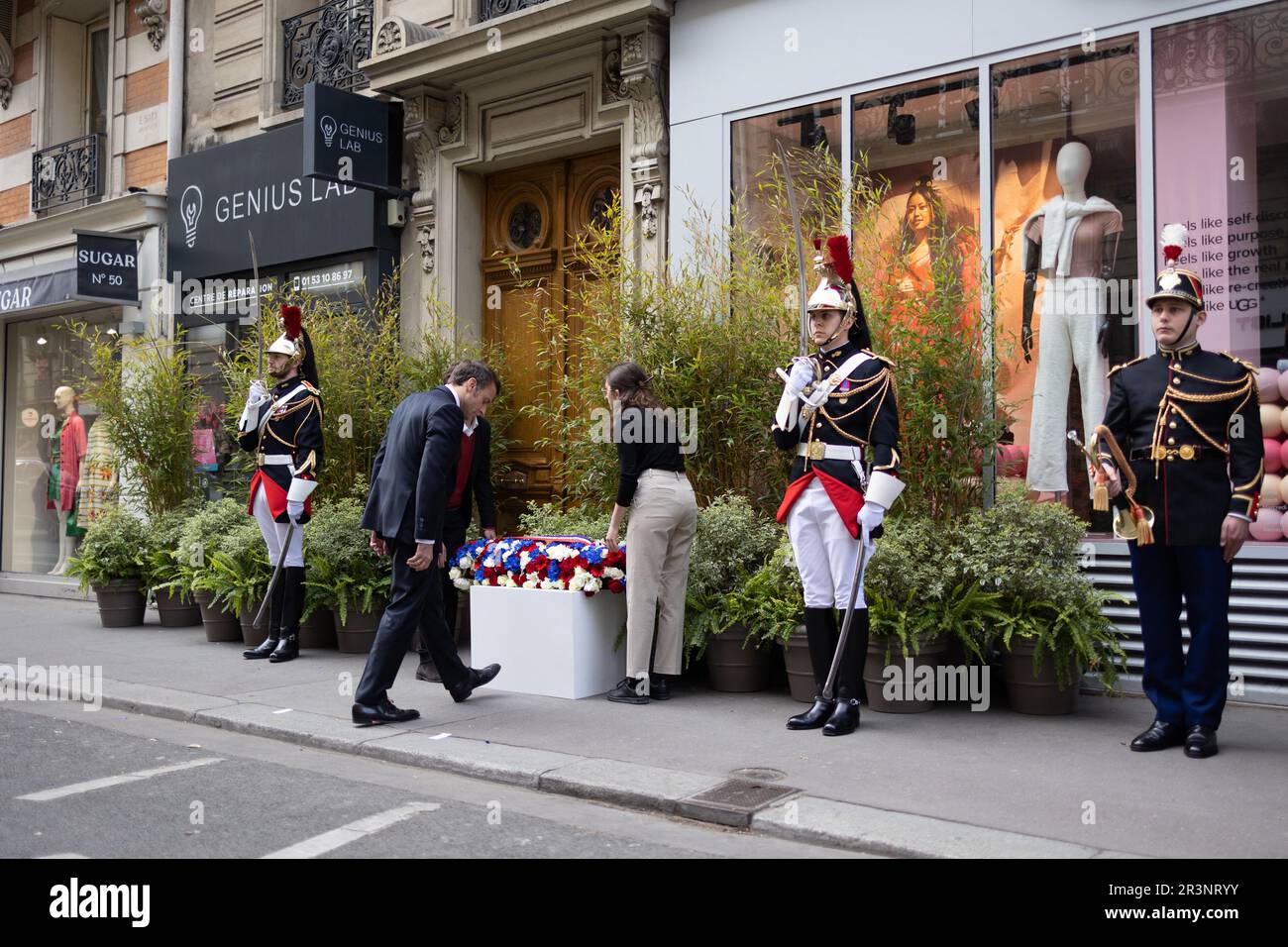 Paris, Frankreich. 24. Mai 2023. Der französische Präsident Emmanuel Macron würdigt den 80-jährigen Jahrestag der ersten Tagung des Nationalrates des Widerstands (Conseil National de la Resistance) in der Rue du Four 48 in Paris am 24. Mai 2023. Foto: Raphael Lafargue/ABACAPRESS.COM Kredit: Abaca Press/Alamy Live News Stockfoto