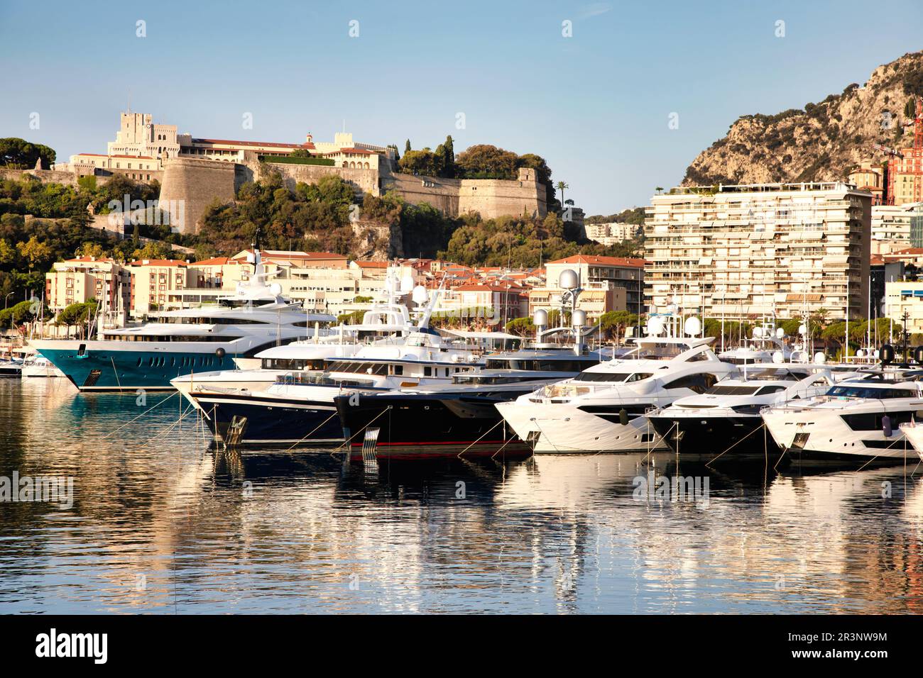 Monte Carlo, Monaco - Port Hercule mit Luxusyachten, Booten und malerischer Skyline Stockfoto
