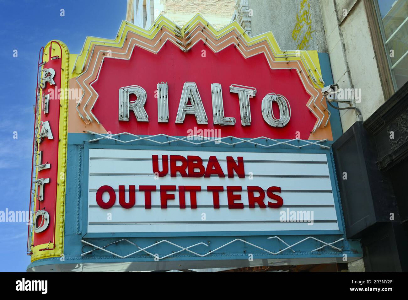LOS ANGELES, KALIFORNIEN - 17. MAI 2023: Das alte Rialto Theatre am Broadway im Zentrum von Los Angeles, jetzt besetzt von Urban Outfitters. Stockfoto