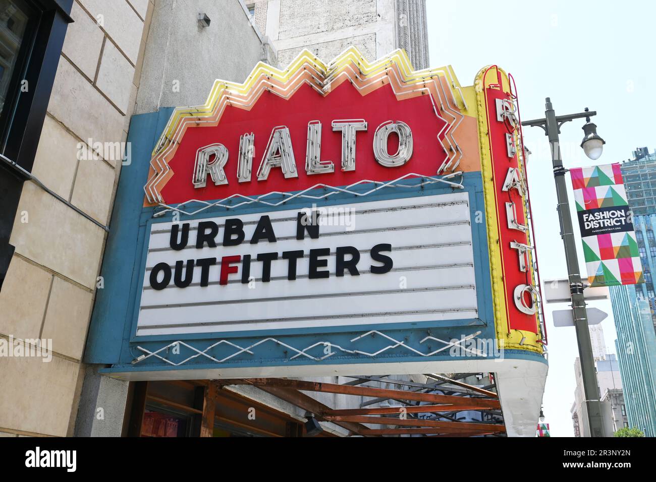 LOS ANGELES, KALIFORNIEN - 17. MAI 2023: Das alte Rialto Theatre am Broadway im Zentrum von Los Angeles, jetzt besetzt von Urban Outfitters. Stockfoto