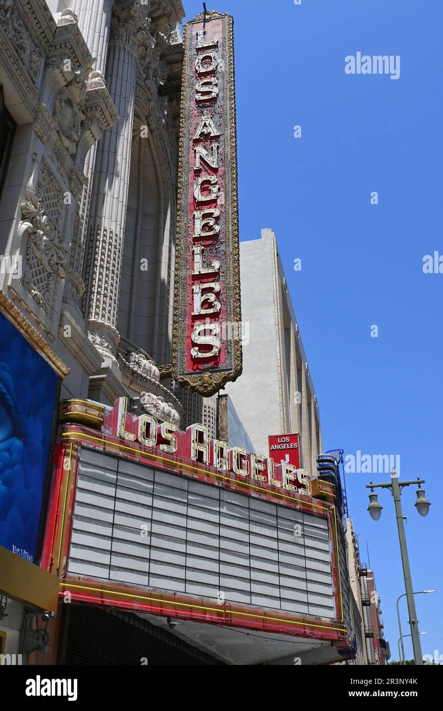 LOS ANGELES, KALIFORNIEN - 17. MAI 2023: Los Angeles Theatre Marquee. Das Los Angeles Theatre ist ein historischer Filmpalast mit 2.000 Sitzplätzen im historischen Bro Stockfoto