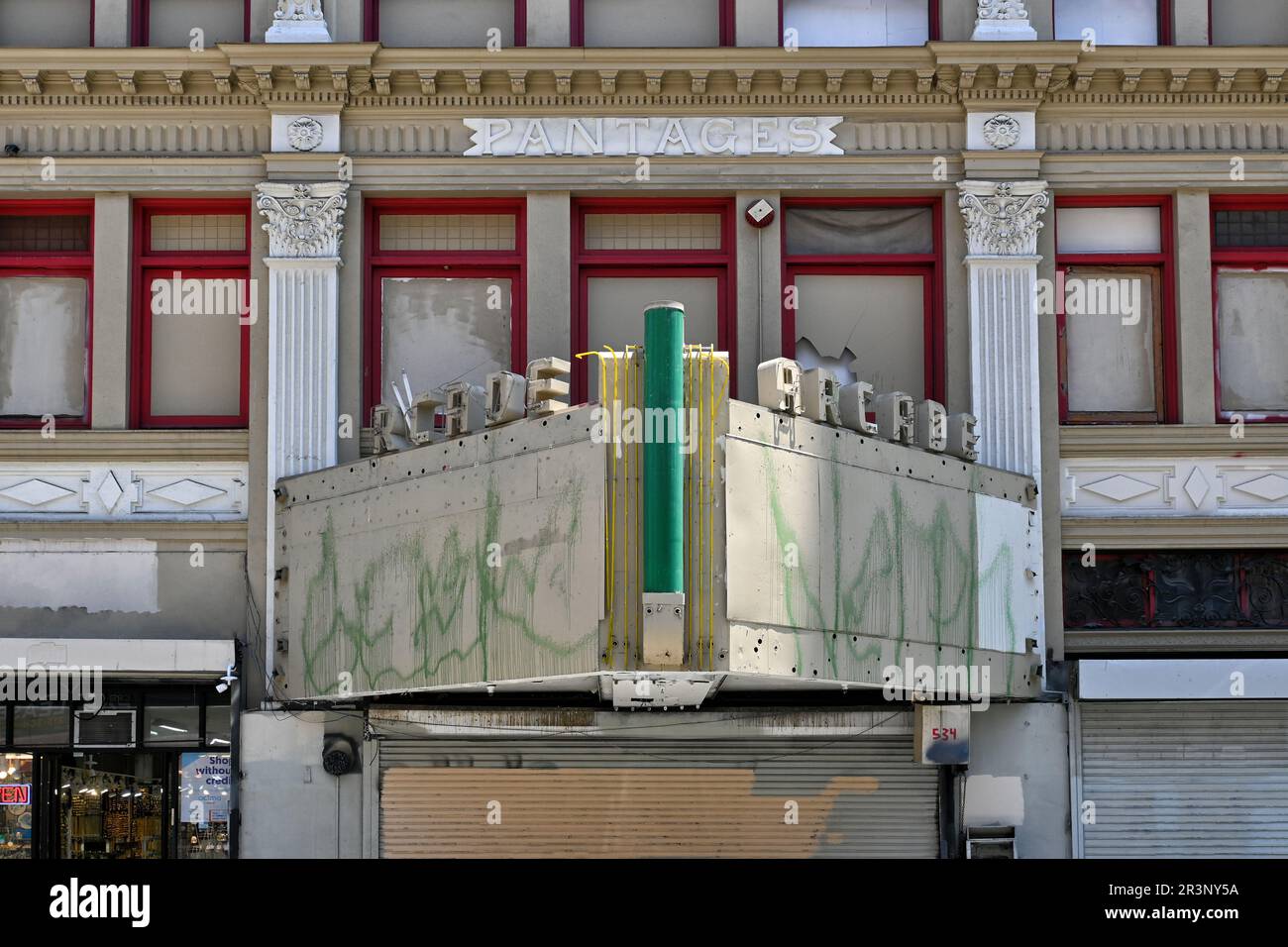 LOS ANGELES, KALIFORNIEN - 17. MAI 2023: Das Pantages Theatre am Broadway war das erste in Los Angeles, das an den Pantages Vaudeville Circuit vermietet wurde, umbenennen Stockfoto