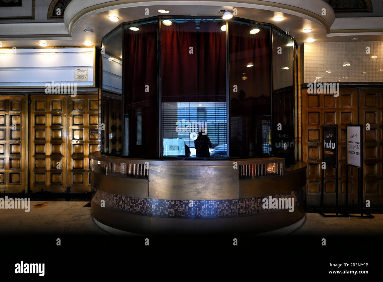 LOS ANGELES, KALIFORNIEN - 17. MAI 2023: Die Orpheum Theatre Lobby. Am Broadway in der Innenstadt von Los Angeles ist es der am meisten restaurierte historische Film Stockfoto