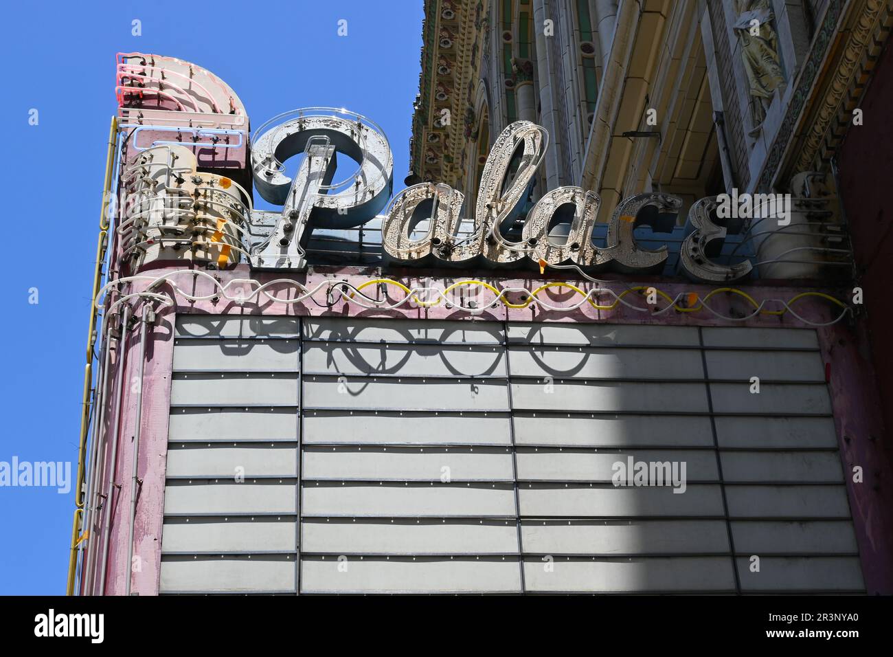 LOS ANGELES, KALIFORNIEN - 17. MAI 2023: Nahaufnahme des Palace Orpheum Theatre Marquee am Broadway in Downtown Los Angeles. Stockfoto