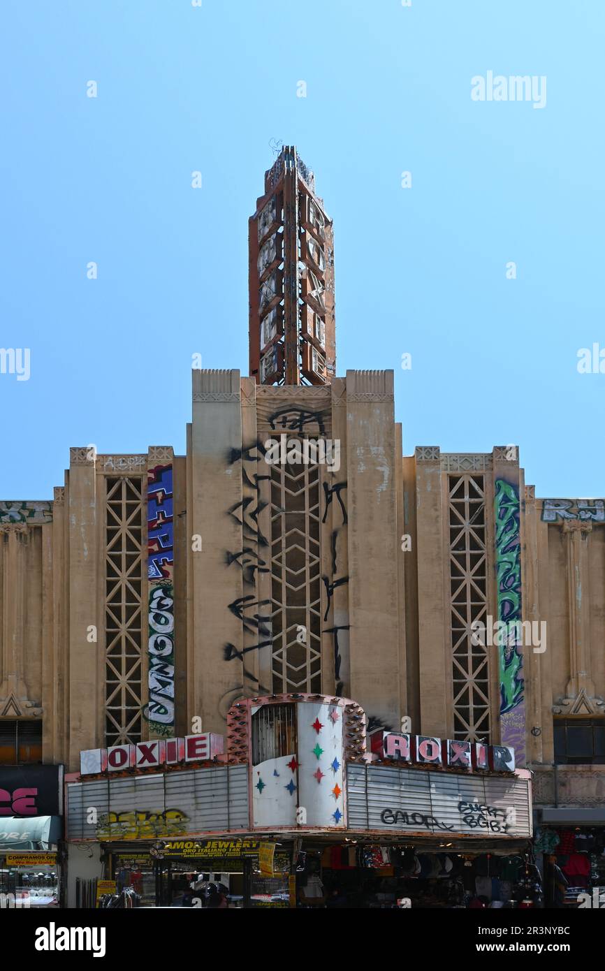 LOS ANGELES, KALIFORNIEN - 17. MAI 2023: Das alte Roxie Theatre am Broadway, heute als Verkaufsraum genutzt. Stockfoto