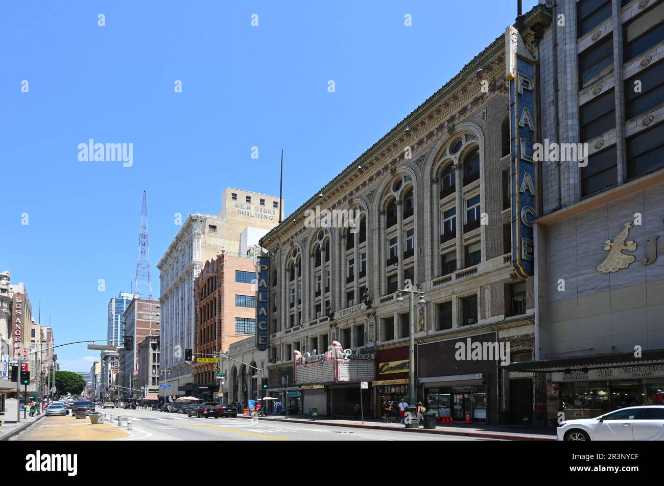 LOS ANGELES, KALIFORNIEN - 17. MAI 2023: Der Broadway in Downtown Los Angeles mit dem Palace und Los Angeles Theater und dem KRKD Radio Tower. Stockfoto