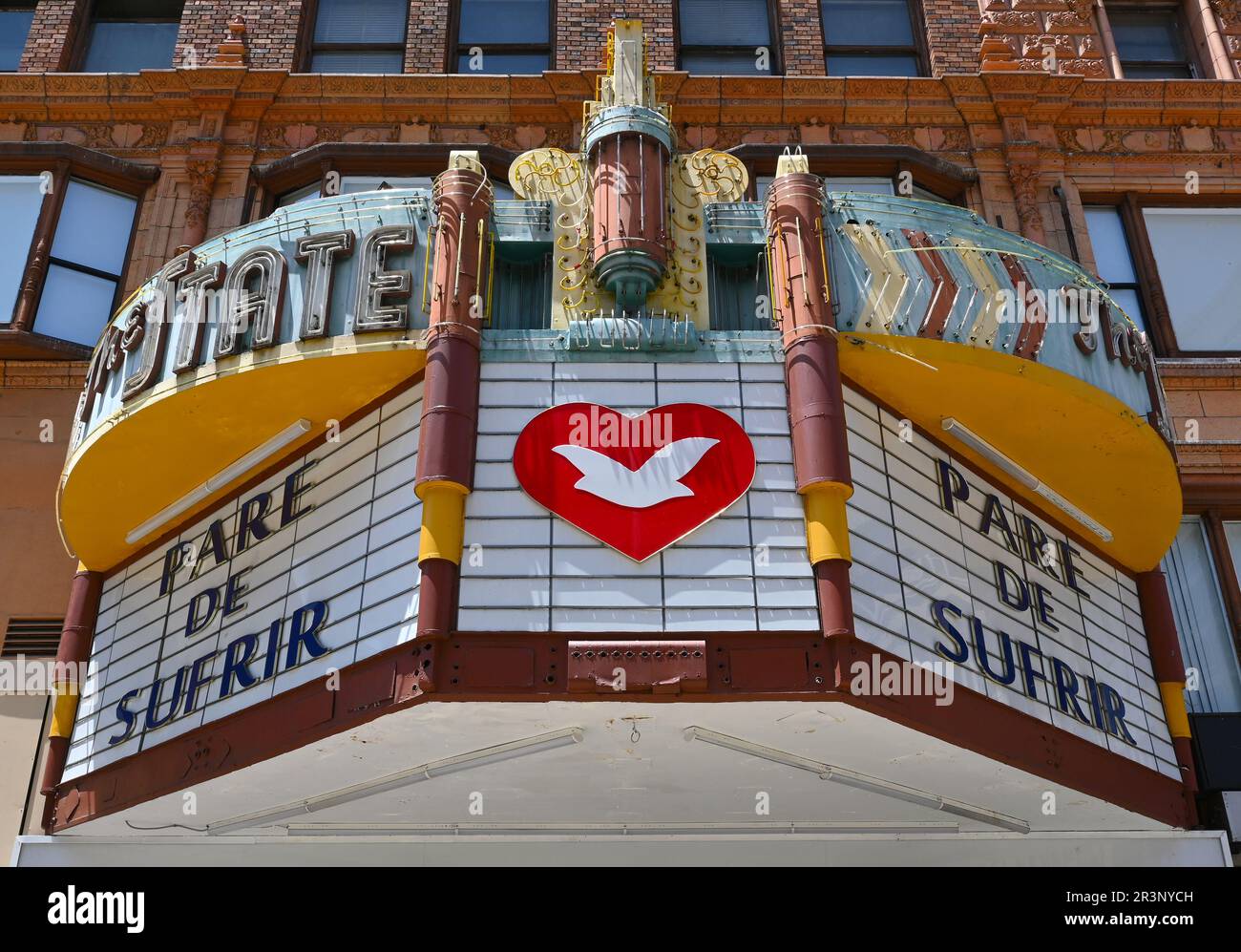 LOS ANGELES, KALIFORNIEN - 17. MAI 2023: Nahaufnahme des Stae Theatre Marquee am Broadway. Jetzt als Kirche benutzt, steht auf dem Schild "Hör auf zu leiden" auf Spanisch. Stockfoto