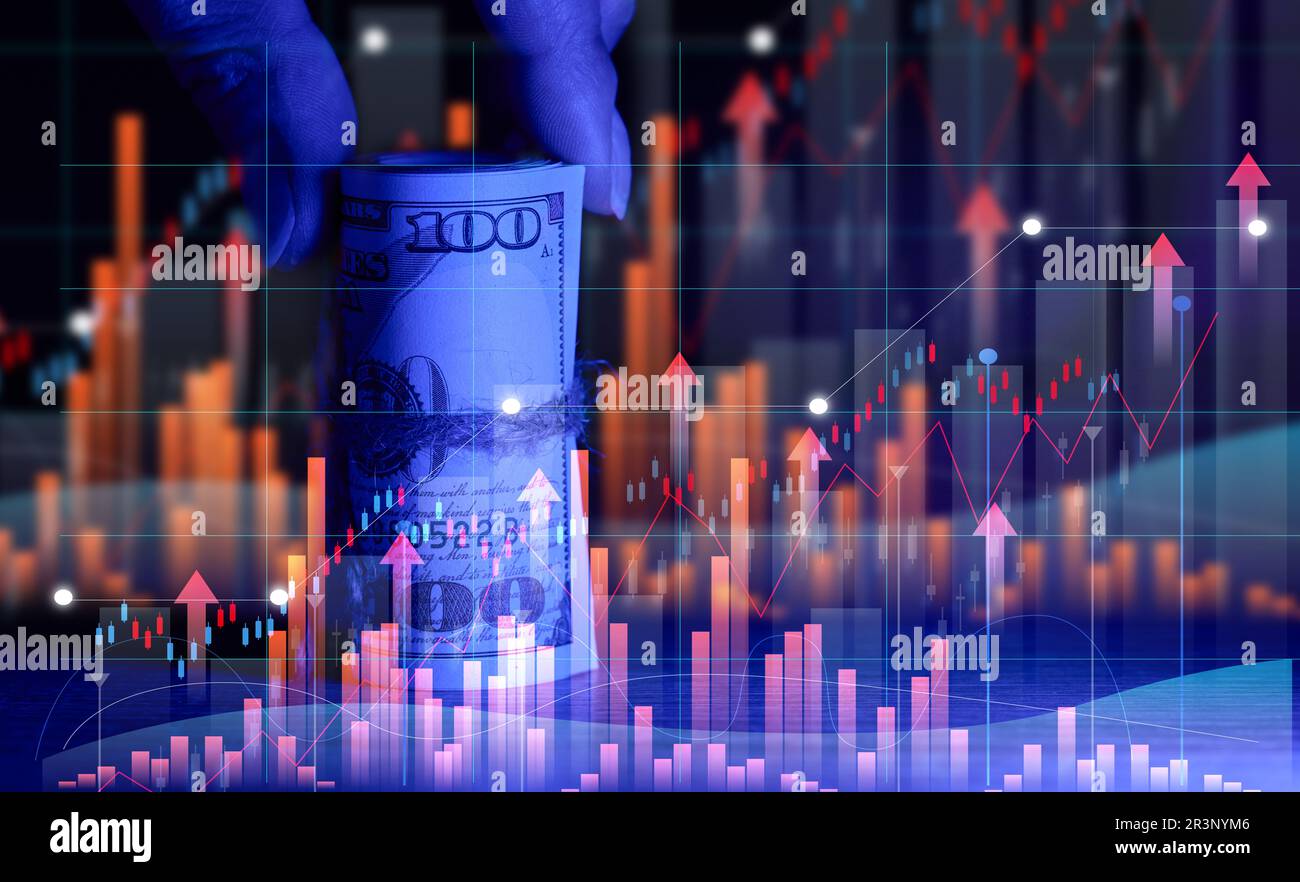 Die Hand hält eine Rolle mit hundert-Dollar-Scheinen, gebunden mit einem Seil und einem Diagramm mit steigenden Raten. Konzept des Einkommenswachstums, hohe Marge Stockfoto