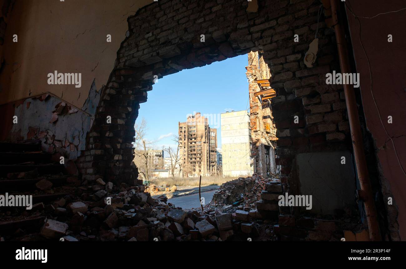 Zerstörte und verbrannte Häuser in der Stadt, Russland, der Ukraine-Krieg Stockfoto