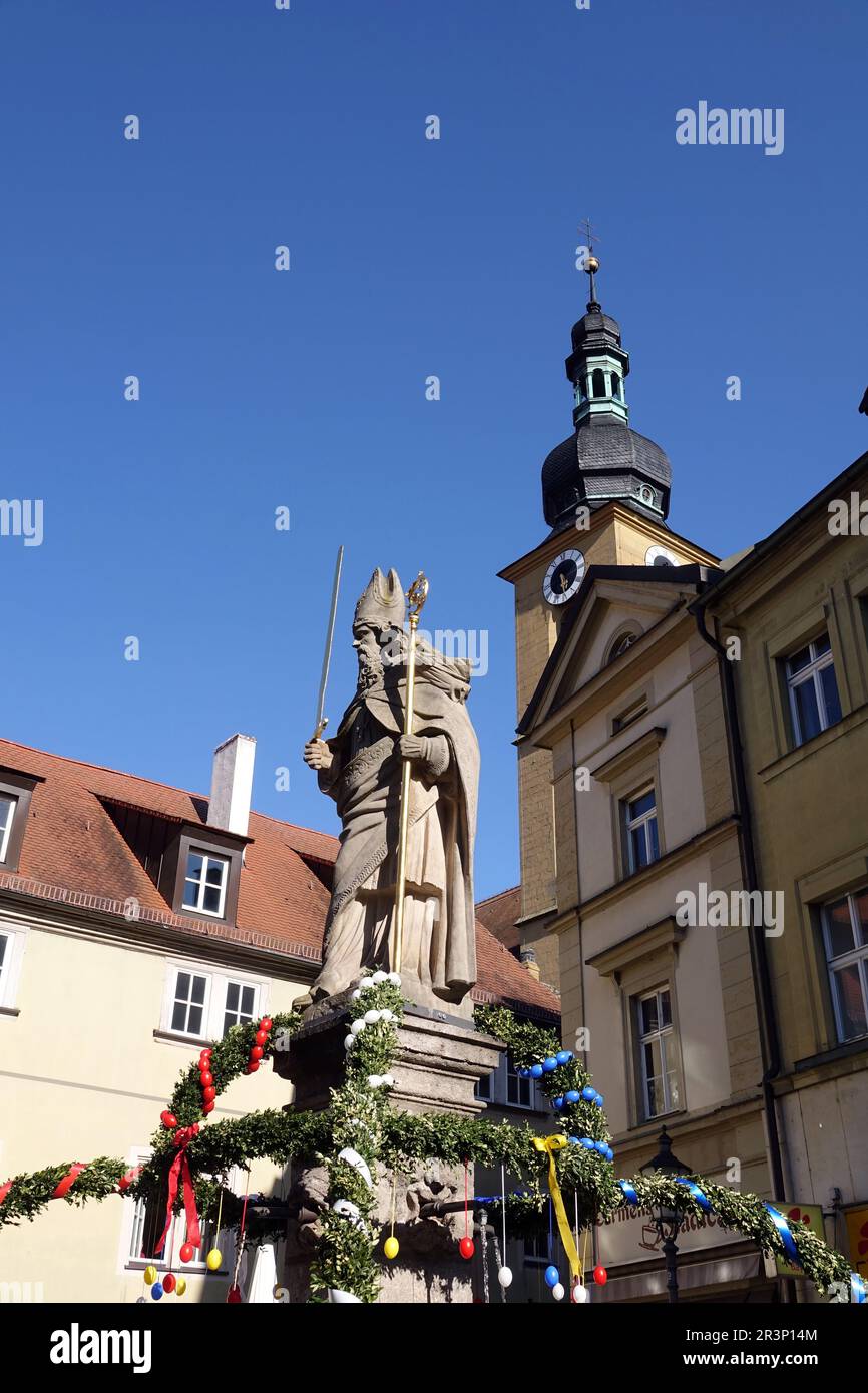 Kilianbrunnen und evangelische Stadtkirche in Kitzingen Stockfoto