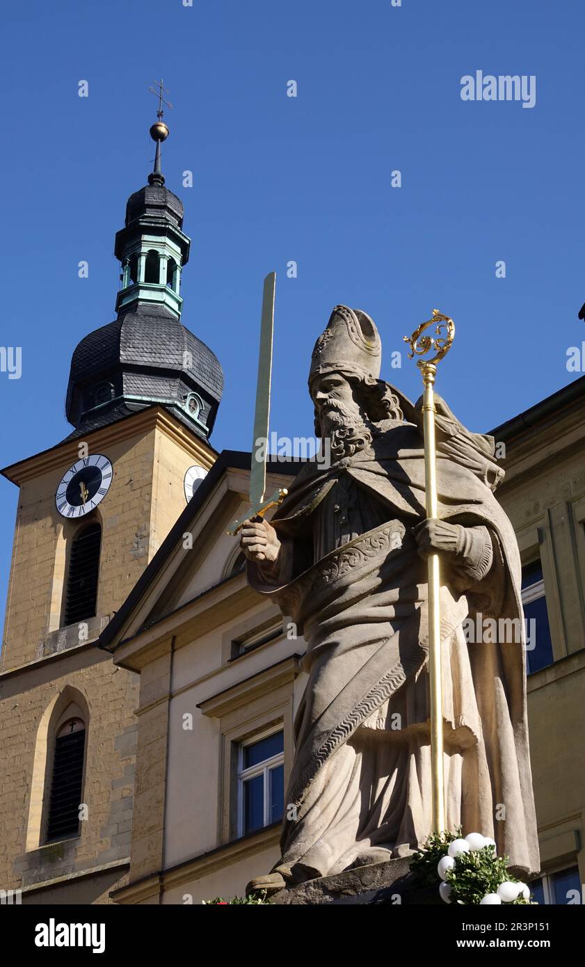 Kilianbrunnen und evangelische Stadtkirche in Kitzingen Stockfoto