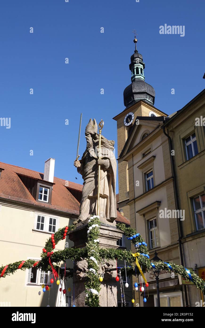 Kilianbrunnen und evangelische Stadtkirche in Kitzingen Stockfoto
