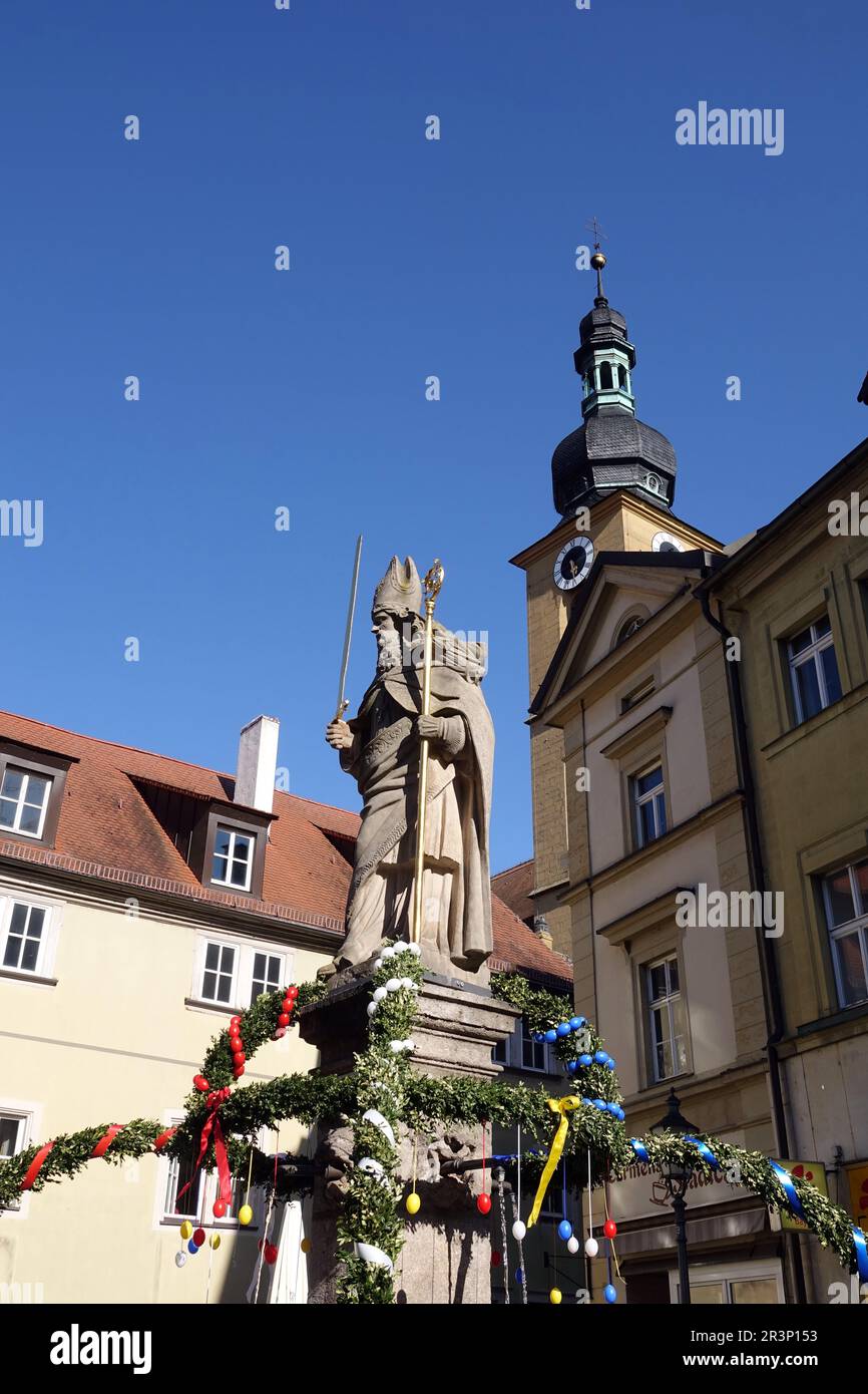 Kilianbrunnen und evangelische Stadtkirche in Kitzingen Stockfoto