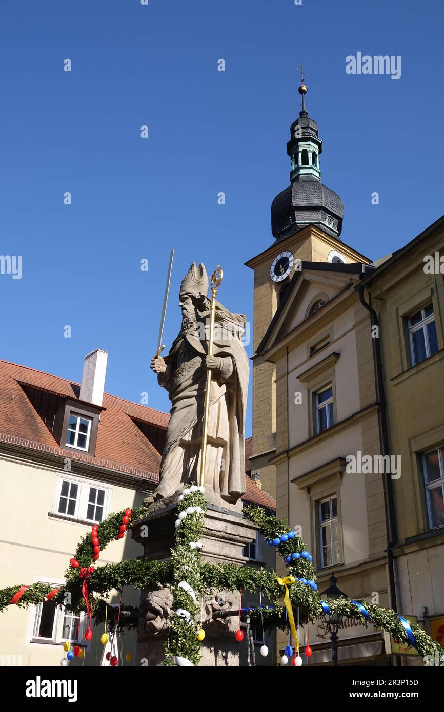 Kilianbrunnen und evangelische Stadtkirche in Kitzingen Stockfoto