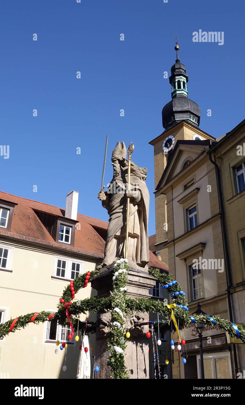 Kilianbrunnen und evangelische Stadtkirche in Kitzingen Stockfoto