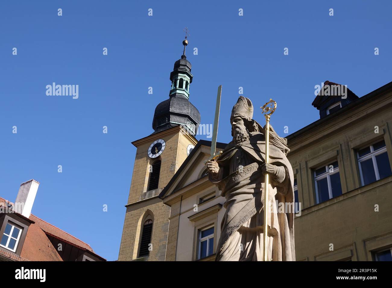 Kilianbrunnen und evangelische Stadtkirche in Kitzingen Stockfoto