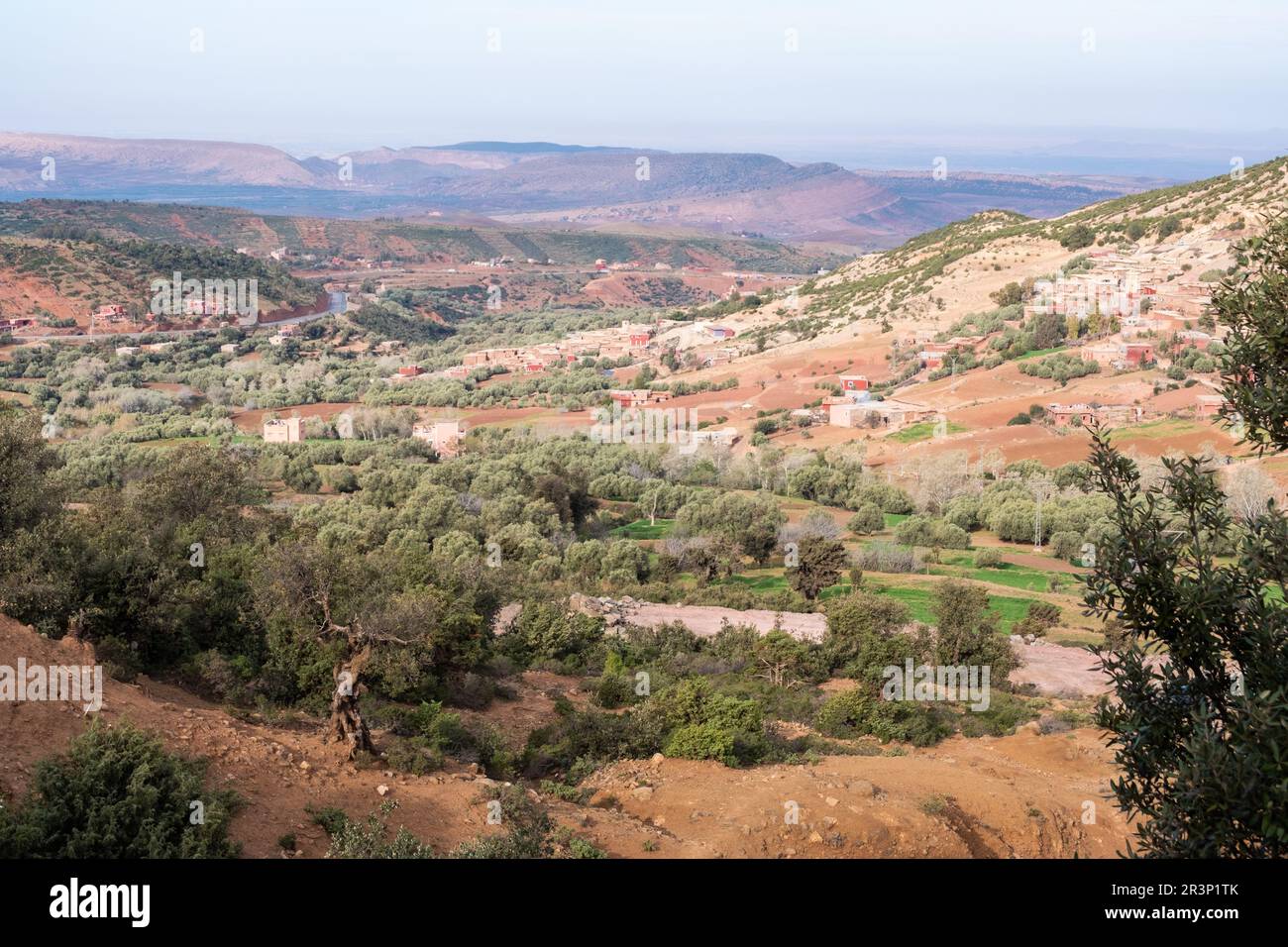 Panoramablick auf das Atlasgebirge in Marokko und seine gewölbten Straßen Stockfoto