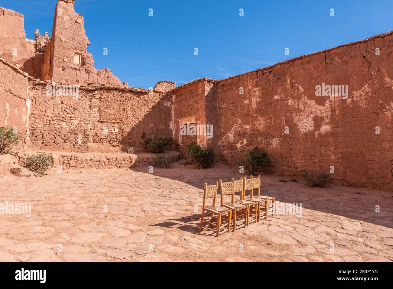 Eine alte Kasbah inmitten eines traditionellen Berberdorfes Stockfoto