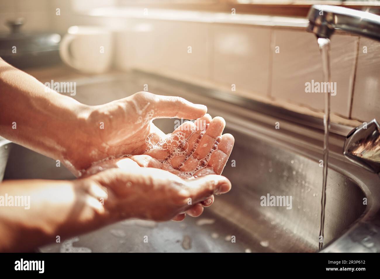 Seife, Wasser und Reinigungshänder in der Küche für Hygiene, Gesundheit und Wellness zu Hause zu reinigen Haut. Wasserhahn, Spüle und Hautpflege, Handwäsche mit Reinigung Stockfoto