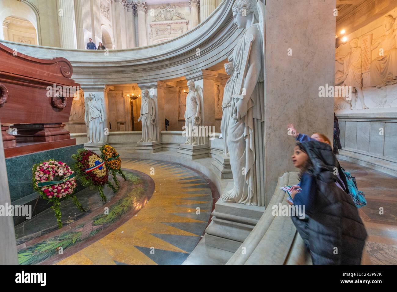 Paris, Frankreich. Kinder sehen Napoleons Grab im Museum Les invalides. Stockfoto