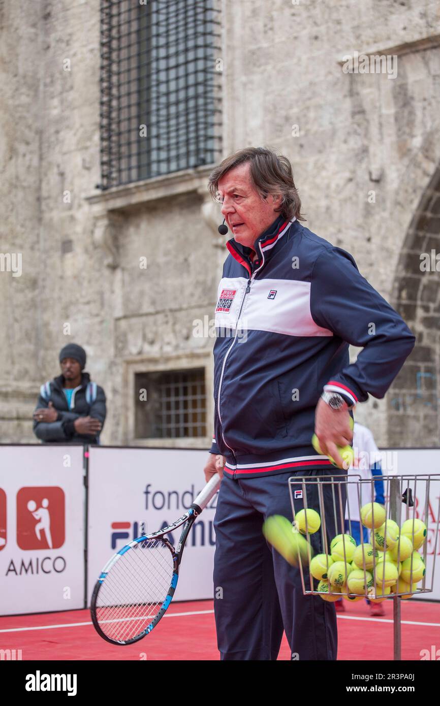 Oltre 500 Bambini giocano con le quattro Stelle dello Sport italiano: Adriano Panatta, Francesco Graziani, Andrea Lucchetta e Juri Chechi. Ich bin gleich wieder da Stockfoto