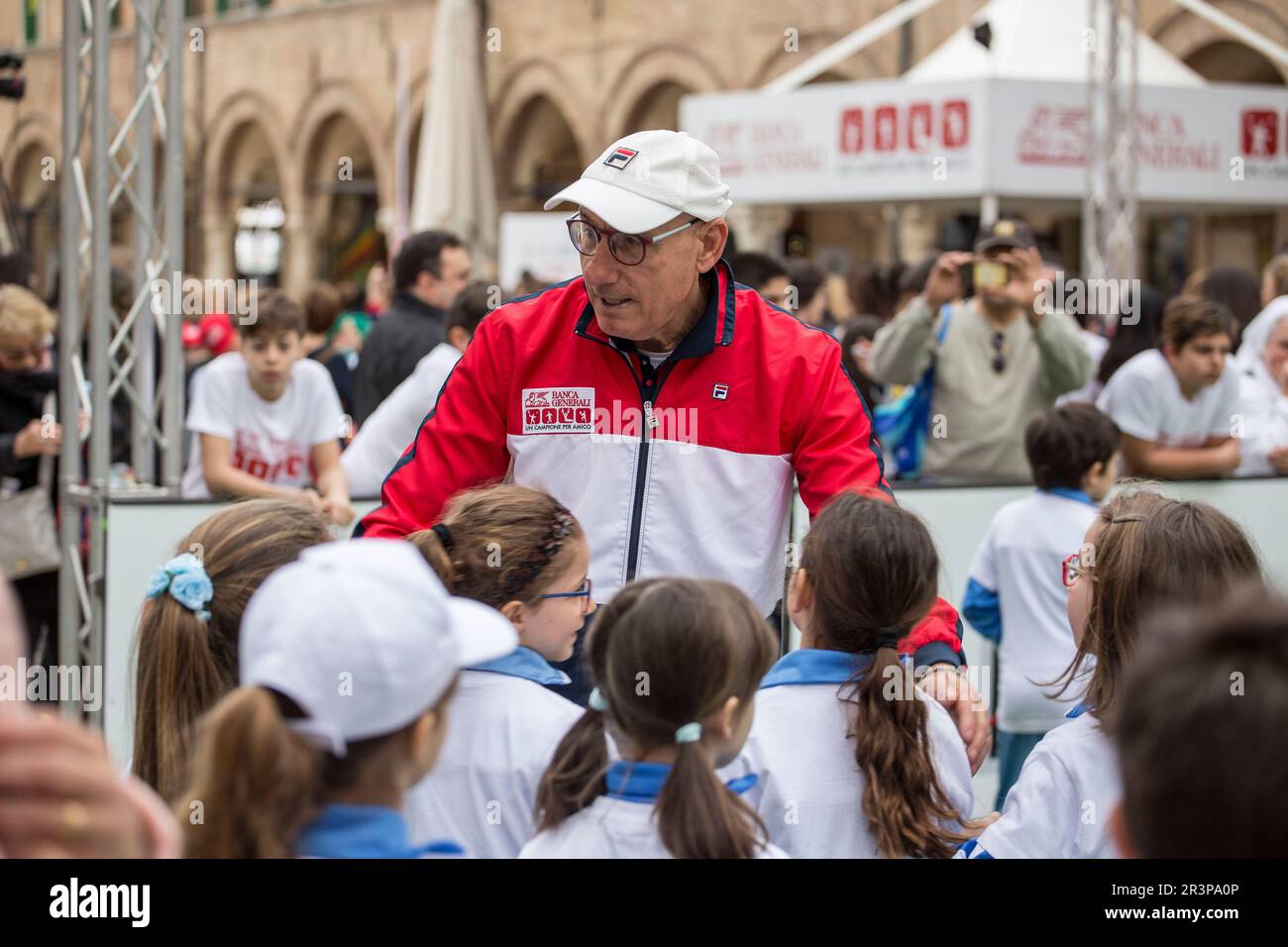 Oltre 500 Bambini giocano con le quattro Stelle dello Sport italiano: Adriano Panatta, Francesco Graziani, Andrea Lucchetta e Juri Chechi. Ich bin gleich wieder da Stockfoto