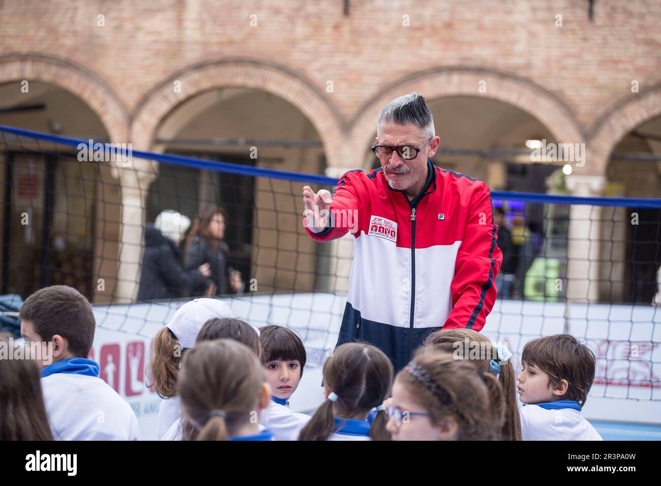 Oltre 500 Bambini giocano con le quattro Stelle dello Sport italiano: Adriano Panatta, Francesco Graziani, Andrea Lucchetta e Juri Chechi. Ich bin gleich wieder da Stockfoto