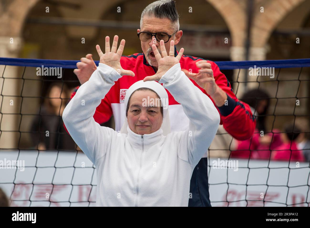 Oltre 500 Bambini giocano con le quattro Stelle dello Sport italiano: Adriano Panatta, Francesco Graziani, Andrea Lucchetta e Juri Chechi. Ich bin gleich wieder da Stockfoto