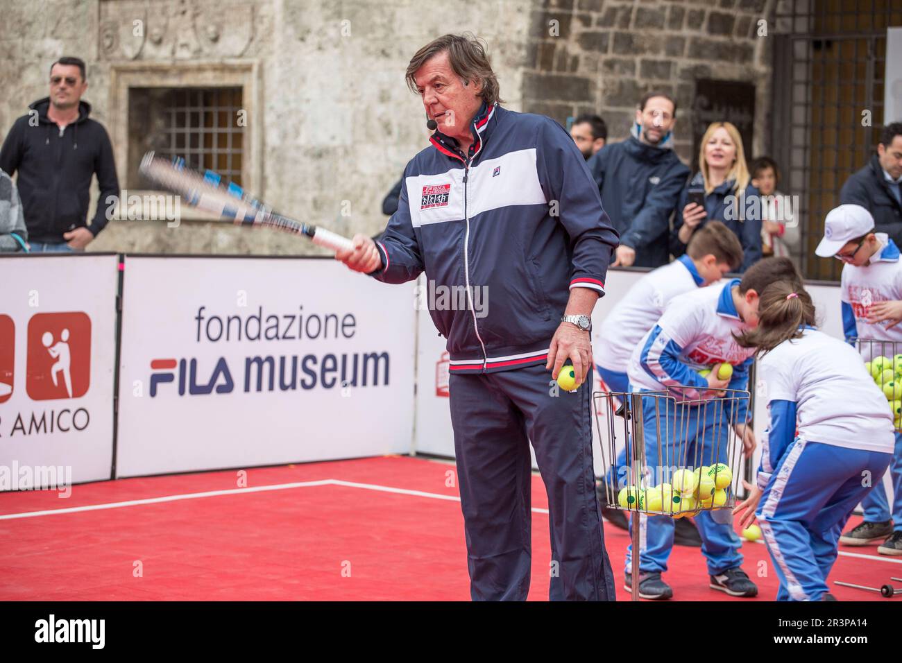 Oltre 500 Bambini giocano con le quattro Stelle dello Sport italiano: Adriano Panatta, Francesco Graziani, Andrea Lucchetta e Juri Chechi. Ich bin gleich wieder da Stockfoto