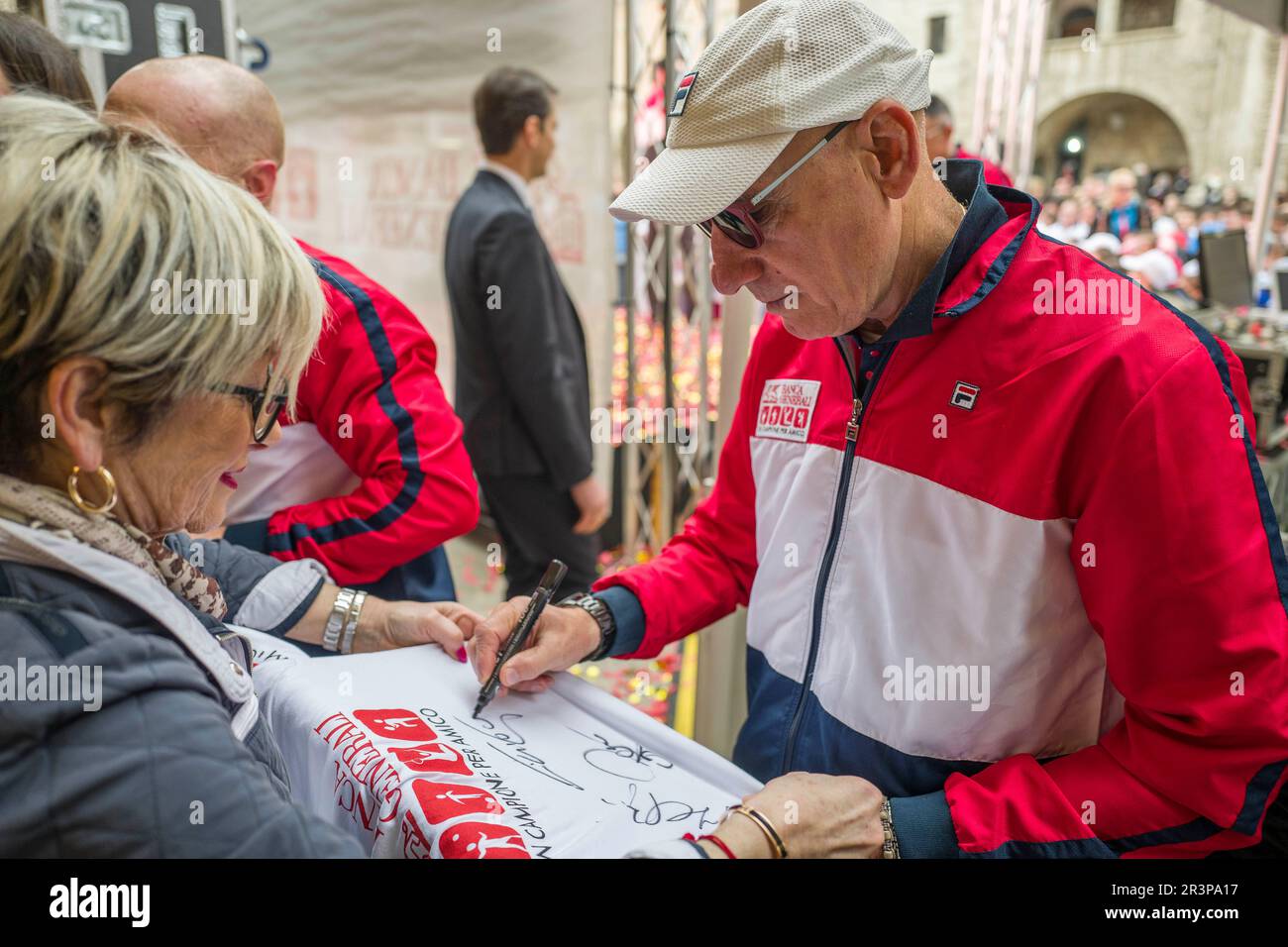 Oltre 500 Bambini giocano con le quattro Stelle dello Sport italiano: Adriano Panatta, Francesco Graziani, Andrea Lucchetta e Juri Chechi. Ich bin gleich wieder da Stockfoto