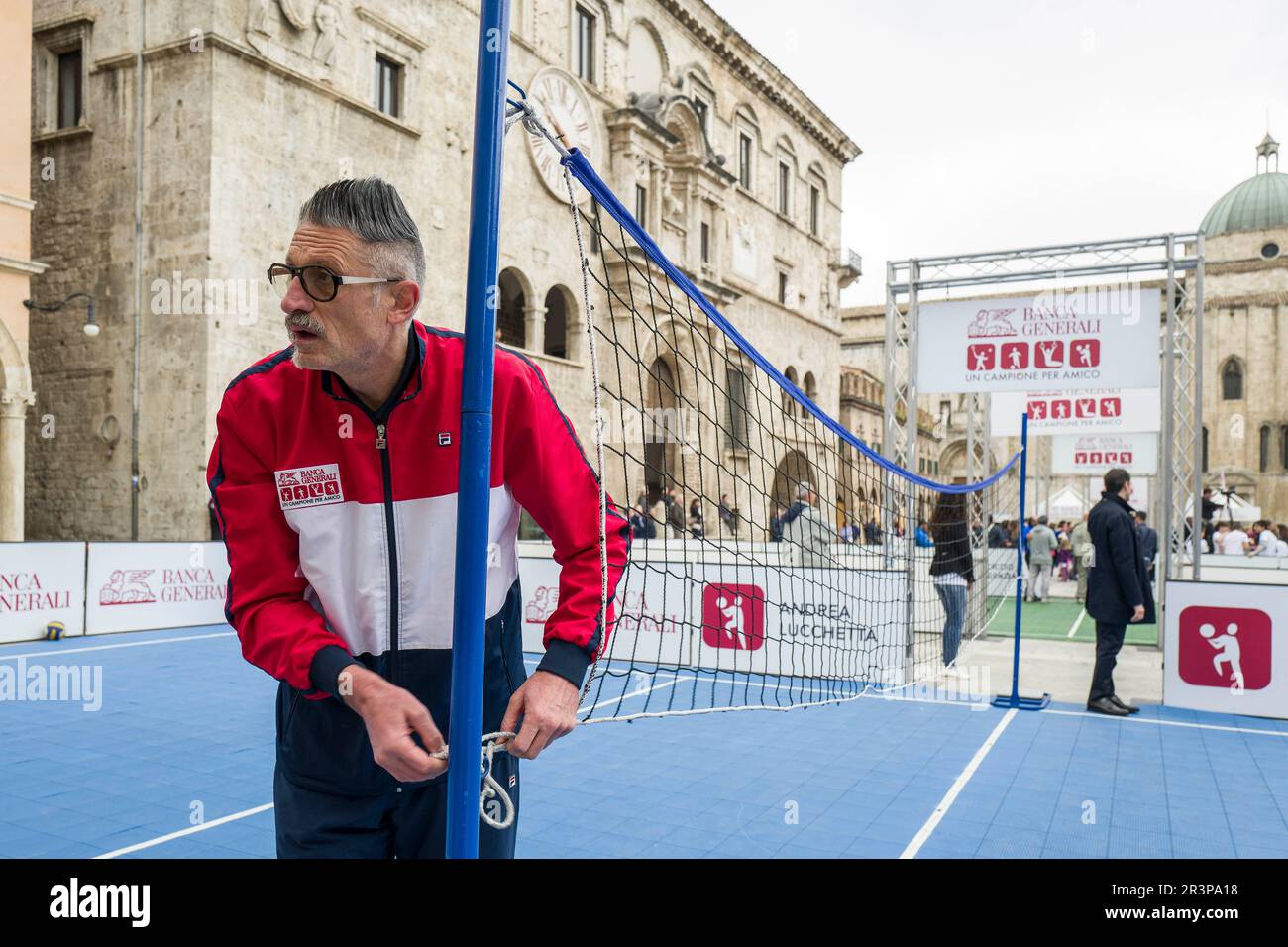 Oltre 500 Bambini giocano con le quattro Stelle dello Sport italiano: Adriano Panatta, Francesco Graziani, Andrea Lucchetta e Juri Chechi. Ich bin gleich wieder da Stockfoto