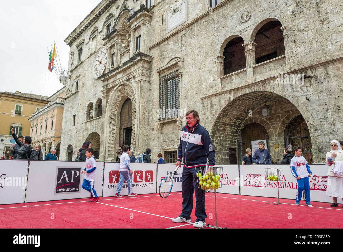 Oltre 500 Bambini giocano con le quattro Stelle dello Sport italiano: Adriano Panatta, Francesco Graziani, Andrea Lucchetta e Juri Chechi. Ich bin gleich wieder da Stockfoto