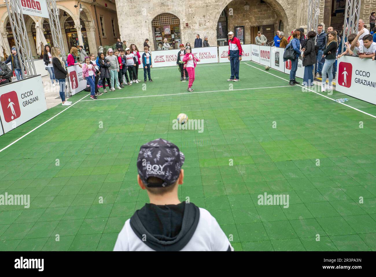 Oltre 500 Bambini giocano con le quattro Stelle dello Sport italiano: Adriano Panatta, Francesco Graziani, Andrea Lucchetta e Juri Chechi. Ich bin gleich wieder da Stockfoto