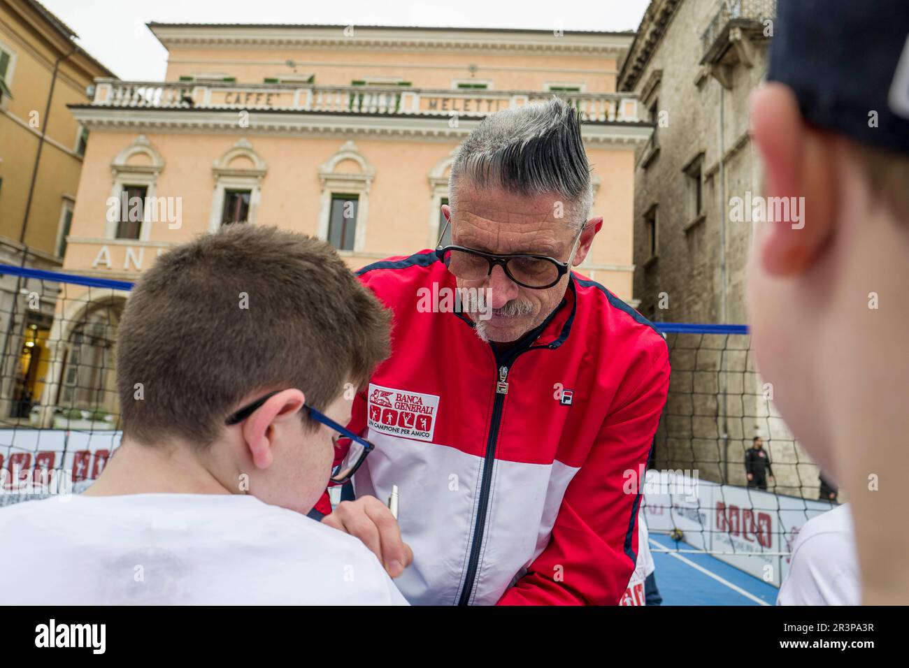 Oltre 500 Bambini giocano con le quattro Stelle dello Sport italiano: Adriano Panatta, Francesco Graziani, Andrea Lucchetta e Juri Chechi. Ich bin gleich wieder da Stockfoto