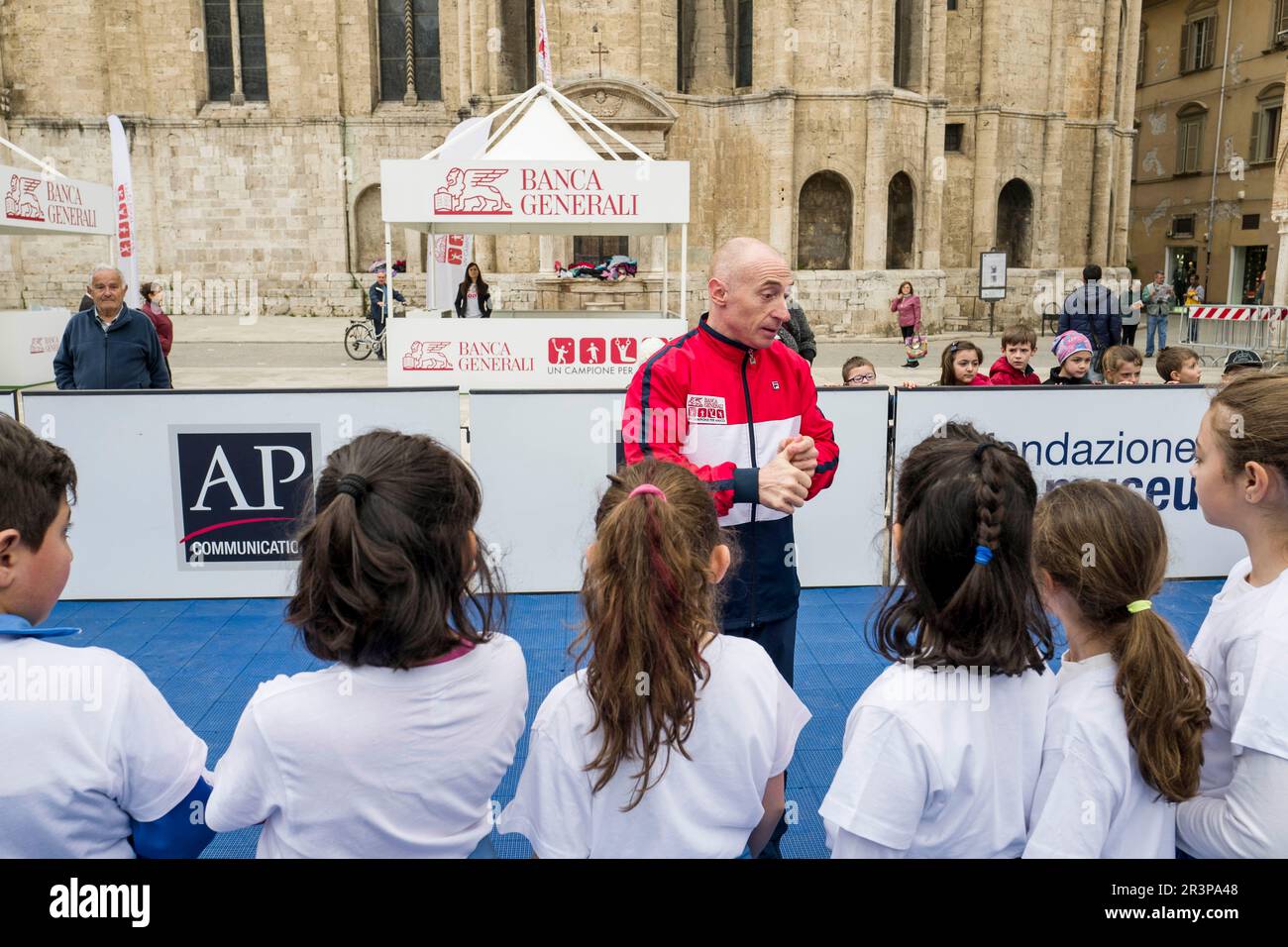 Oltre 500 Bambini giocano con le quattro Stelle dello Sport italiano: Adriano Panatta, Francesco Graziani, Andrea Lucchetta e Juri Chechi. Ich bin gleich wieder da Stockfoto