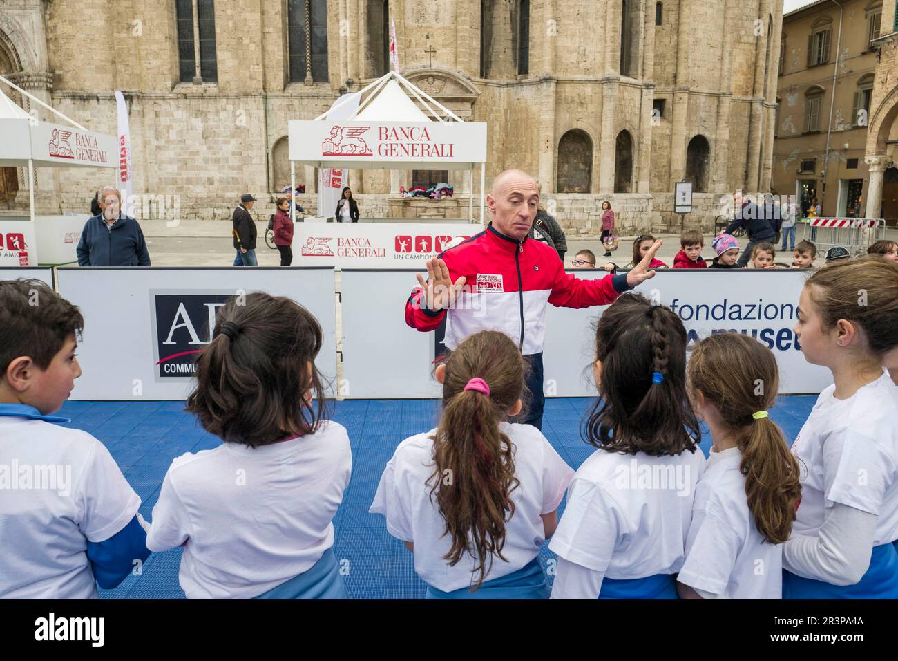 Oltre 500 Bambini giocano con le quattro Stelle dello Sport italiano: Adriano Panatta, Francesco Graziani, Andrea Lucchetta e Juri Chechi. Ich bin gleich wieder da Stockfoto