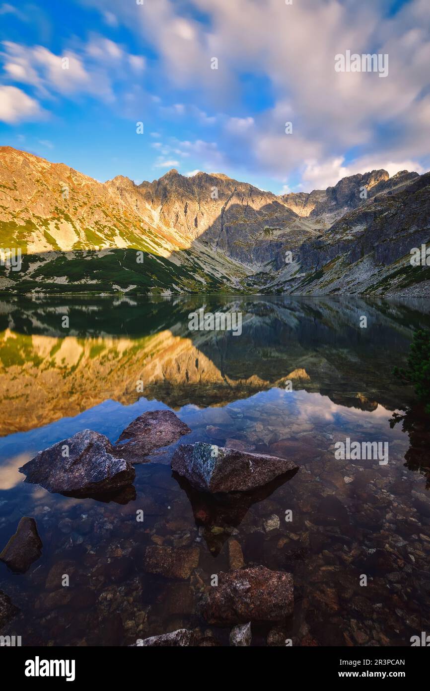 Wunderschöne Sommerberglandschaft am See. Blick auf die Berge, die sich im Wasser des Czarny Staw Gasienicowy in der polnischen Hohen Tatra spiegeln. Stockfoto