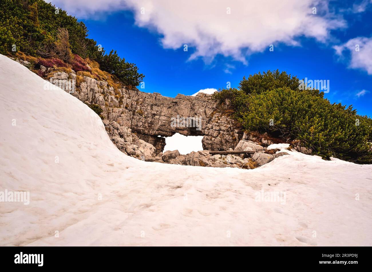 Felsbogen in den österreichischen Alpen. Felsfenster im Loser Peak, Tote Berge (Totes Gebirge) in den österreichischen Alpen. Stockfoto