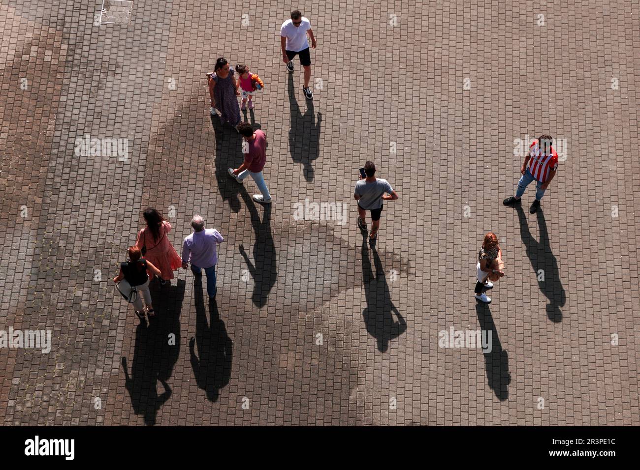 Große Gruppe von Personen, die durch die Stadt, Bilbao, das baskenland, spanien spazieren gehen Stockfoto