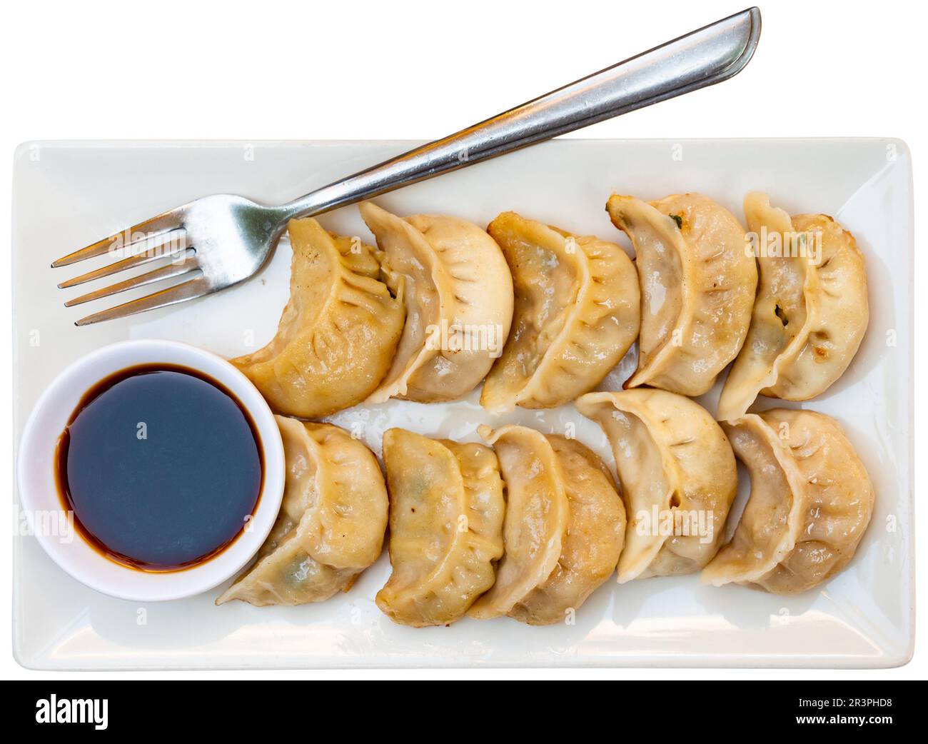 Gebratene chinesische Knödel serviert mit Sojasoße Stockfoto