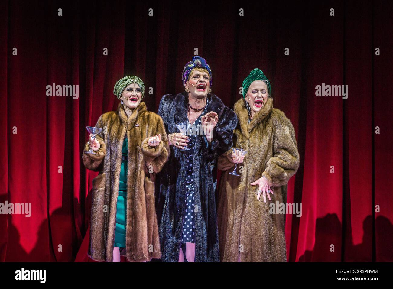 Dagmar Manzel, Katharine Mehrling und Christoph Marti in All-Singing, All-Dancing Yiddish Revue von Barrie Kosky Stockfoto