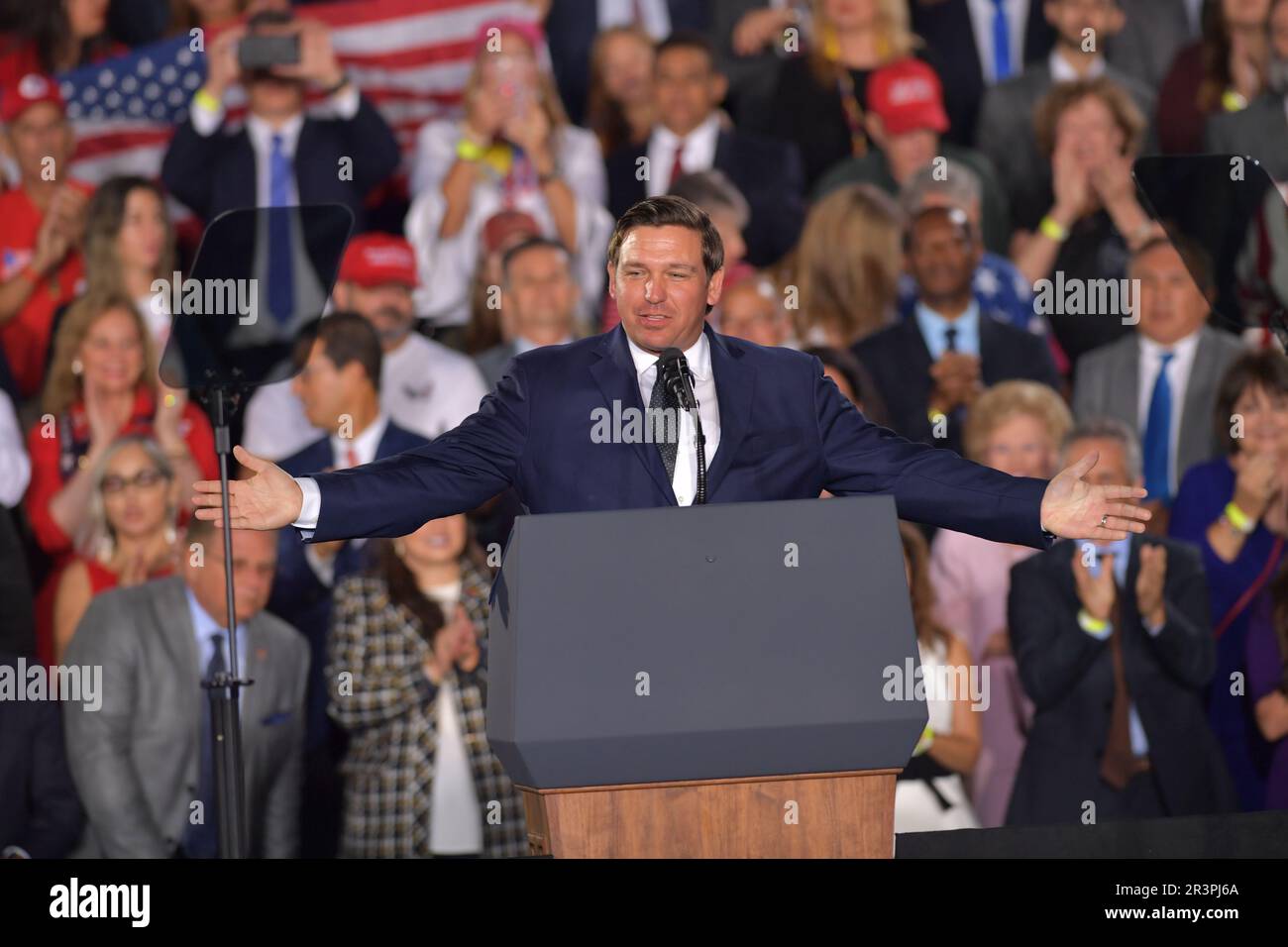 MIAMI, FLORIDA - FEBRUAR 18: GOUVERNEUR Ron DeSantis und Präsident Donald Trump und First Lady Melania Trump nehmen am 18. Februar 2019 an einer Kundgebung an der Florida International University in Miami, Florida, Teil. Präsident Trump sprach über die anhaltende Krise in Venezuela. Menschen: Gouverneur Ron DeSantis Stockfoto