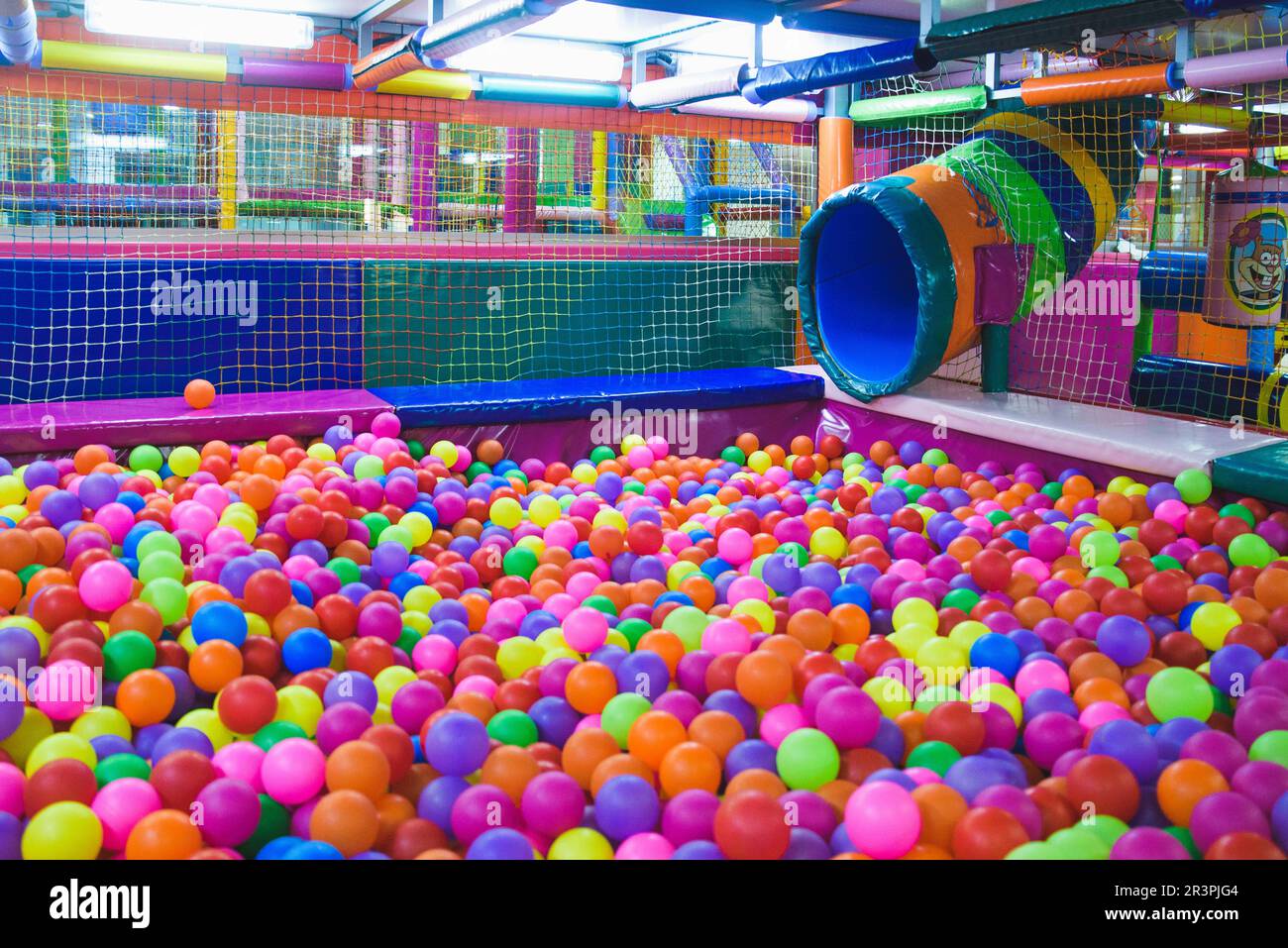 Spielplatz mit bunten Kugeln aus Kunststoff für Kinder. Stockfoto