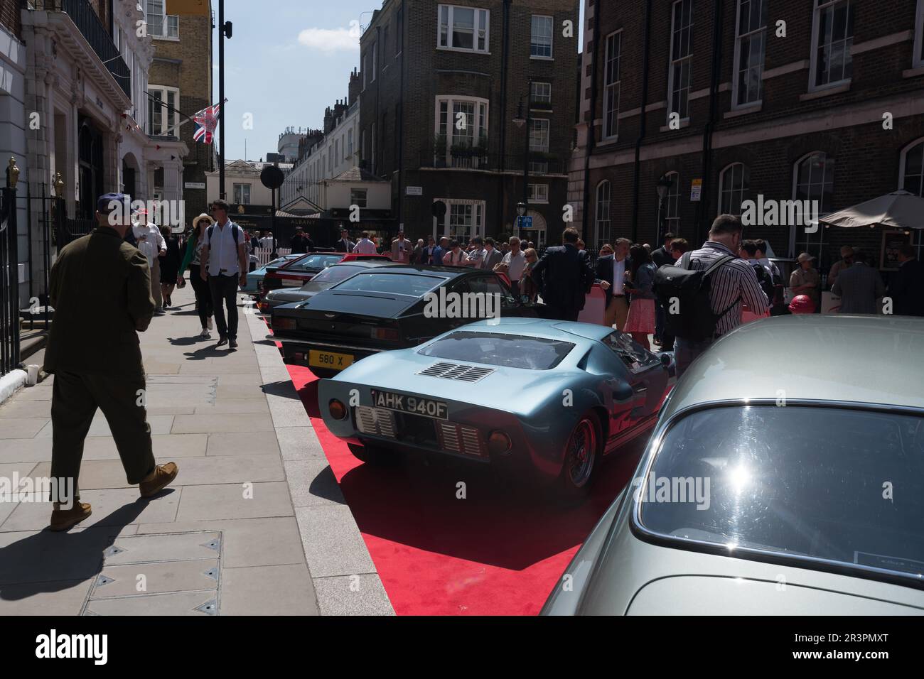 London, Großbritannien, 24. Mai 2023, Concours on Savile Row verspricht, die berühmte Straße von ihrer besten Seite zu zeigen und dabei den britischen Stil und die Handwerkskunst zu feiern. 2. Jahre zurück von Mittwoch, 24. Bis Donnerstag, 25. Mai, 10am. Bis 8pm. Freier Eintritt. Savile Row ist das ultimative Ziel der Welt für außergewöhnliche Handwerkskunst und maßgeschneiderte Anpassung, die Generationen von Wissen und Fähigkeiten in der Anzug-Herstellung fördert. Andrew Lalchan Photography/Alamy Live News Stockfoto