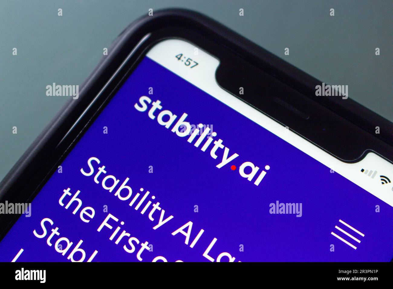 Vancouver, KANADA - Mai 21 2023 : Closeup-Logo von Stabilitäts-KI auf der offiziellen Website auf einem iPhone-Bildschirm. Stockfoto